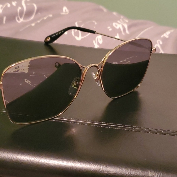 Givenchy sunglasses 🕶😎 - Picture 4 of 7